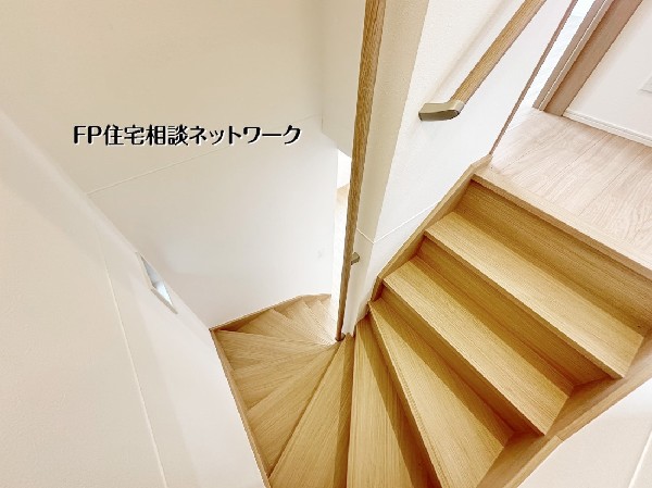 【階段】  明るい木目が美しい階段は、住まい全体に温かみを与えるデザイン。自然光が差し込み、どこにいても心地よさを感じられる空間が広がります。