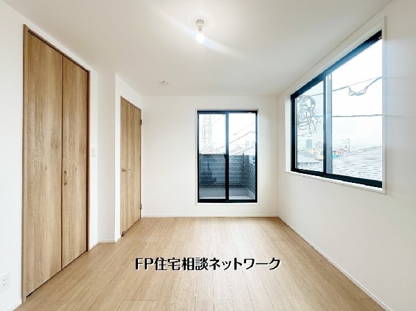 【洋室│7.2帖  大きな窓から柔らかな光が差し込む7.2帖の洋室。収納も確保され、寝室としても子ども部屋としても使いやすい、心地よいプライベート空間です。