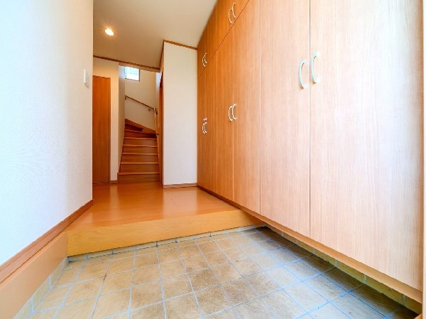 木目調の落ち着いた雰囲気の色目が、お部屋の雰囲気をそのまま表している家の顔です。