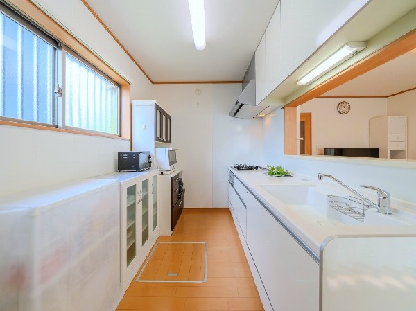 対面式のカウンターキッチンですので、出来上がったお料理をカウンターに並べてお子様が運ぶなど、お手伝いの時間も増えそうですね！