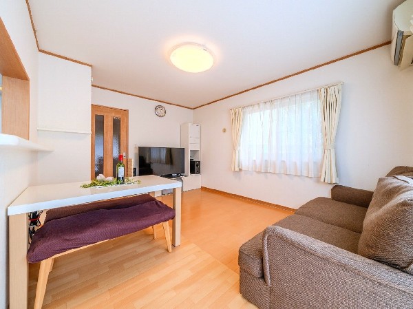 家族の一体感を感じられる広々としたスペース。家族と過ごす時間を大切にする方にピッタリのゆとりの住空間です。お子様が元気に走り回っても安心して見守れます。