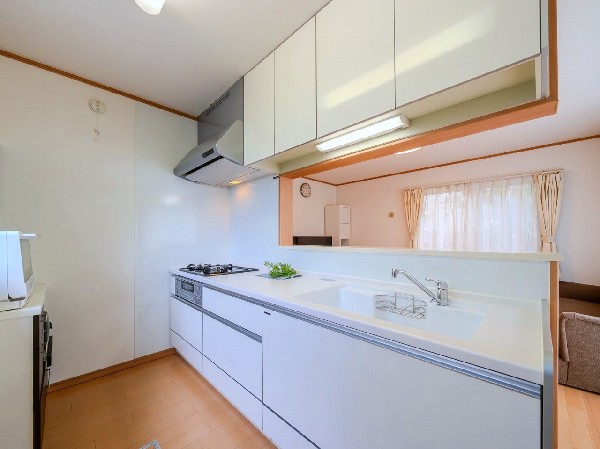 上部には収納棚付です。システムキッチンと一体感あるカラーでまとまっております。キッチンツールなど小物の多い方におすすめです。