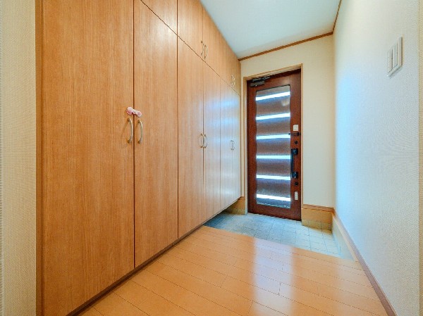 脚の長いブーツや長靴もたっぷり収納いただけます。いつも気持ちよくご家族をむかえられるよう、玄関下駄箱収納をフル活用してスッキリとした玄関を保ってください。