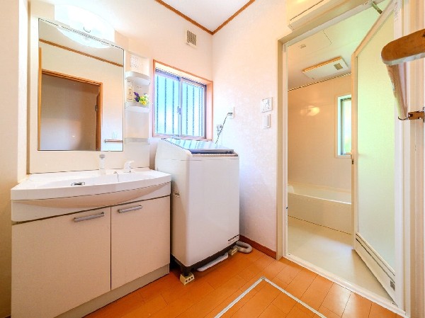 ゆとりの洗面スペースで朝の身支度も快適スムーズに。面鏡で髪のセットやお化粧もストレスなくこなせ、朝から気分良く通勤通学に向かえそうですね！