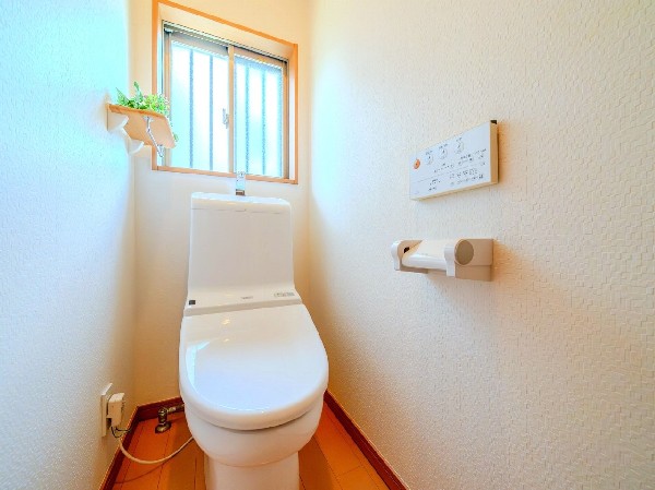 洗浄機能付き便座を標準装備。冬の寒い時期には暖房機能も活躍。快適にご利用いただけます。