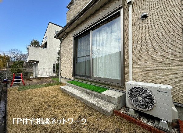 外観:年中大活躍のプライベート空間になるお庭は、ご家族の団らんの場として最適なスペース。夏場にはご家族やご友人を招待してのBBQやお子様の水遊びも楽しめますね！家族の思い出作りの場として。