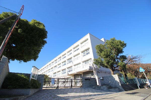 周辺環境:鉄小学校　(明治6年創立の歴史ある小学校。教育目標は「人とかかわり　創り出す　笑顔あふれる鉄小」)