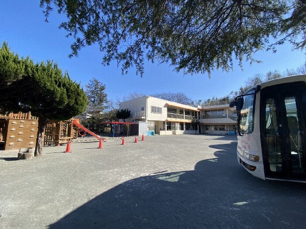 周辺環境:横浜さくら幼稚園　(健全なる精神と体力の育成・心身の調和のとれた発育・国際的な感覚教育・リーダーシップの育成・いのちとの触れ合い、という五つの理念が柱。)