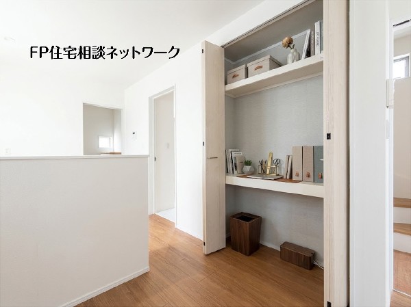 【LDK│クローゼット】  本画像はAIがCGで小物を作成しており、実際の現地に小物は設置されておりません。また、販売価格に小物等は含まれておりません。