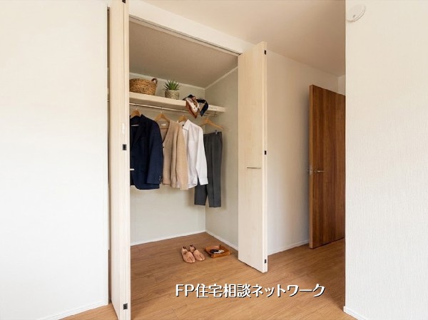 【クローゼット】  本画像はAIがCGで衣類・小物を作成しており、実際の現地に衣類・小物は設置されておりません。また、販売価格に衣類・小物等は含まれておりません。