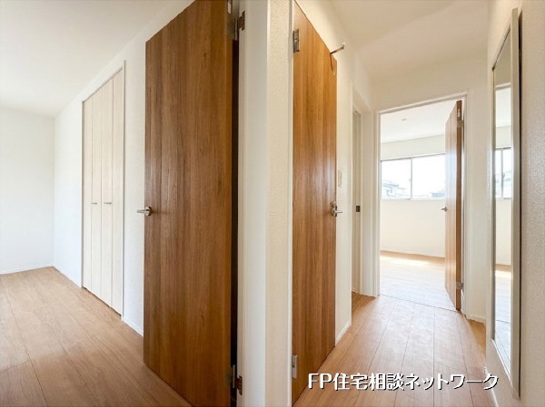 【廊下】  本画像はAIがCGで鏡を作成しており、実際の現地に鏡は設置されておりません。また、販売価格に鏡等は含まれておりません。