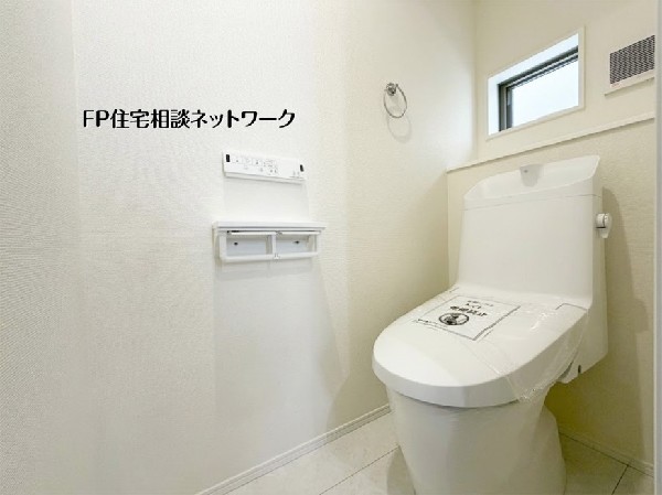 【トイレ】  同仕様設備：白を基調とした清潔感あふれるトイレ空間。小窓を設置することで換気効率を高め、自然光が入り込む明るい雰囲気を大切にしました。