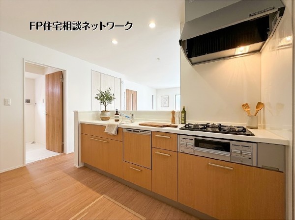 【キッチン】  本画像はAIがCGで小物を作成しており、実際の現地に小物は設置されておりません。また、販売価格に小物等は含まれておりません。