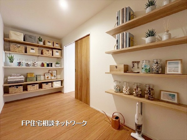 【収納部屋】  本画像はAIがCGで小物を作成しており、実際の現地に小物は設置されておりません。また、販売価格に小物等は含まれておりません。