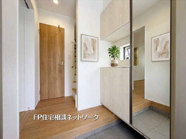 【玄関】  本画像はAIがCGで小物を作成しており、実際の現地に小物は設置されておりません。また、販売価格に小物等は含まれておりません。