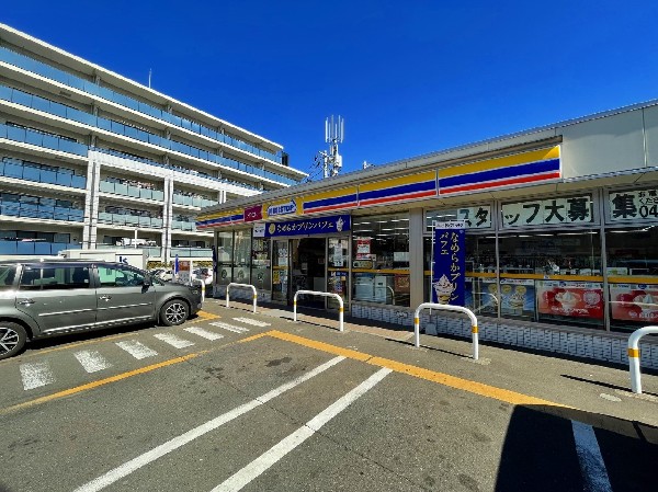 周辺環境:ミニストップ青葉荏田店(～街角のあなたの憩いの場～ソフトクリームやポテトなどオリジナルのスナックをコンビニ内で食べれます。)