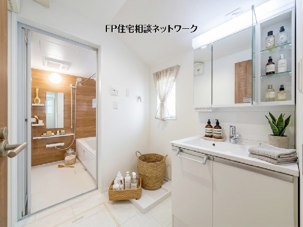 【洗面脱衣室】  本画像はAIがCGで小物を作成しており、実際の現地に小物は設置されておりません。また、販売価格に小物等は含まれておりません。