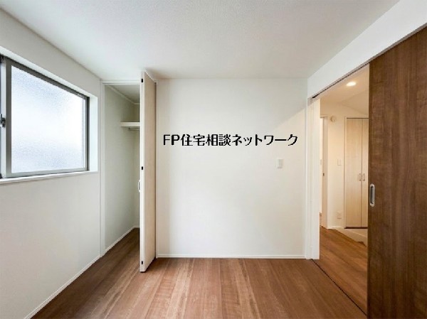 【洋室│4.6帖】  木の温もりを感じるフローリングと白壁が調和した、明るく開放的な空間。奥行きのあるクローゼットを備え、お部屋を広く使えます。