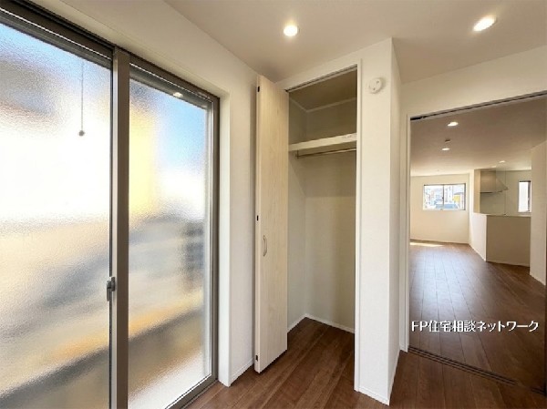 【1階洋室│5帖】  明るい光が差し込む窓際に、便利なクローゼットを完備した居室です。奥行きのある住空間は、家具の配置がしやすい機能的な間取り。