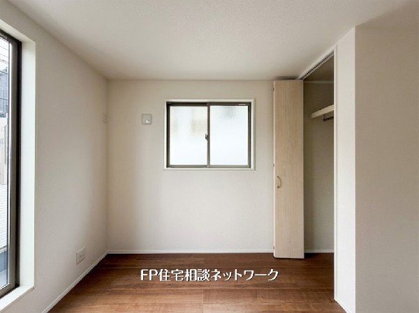 【洋室│5帖】  二面採光で明るく開放感のある居室。落ち着いた色味のフローリングが、温かみのある住空間を演出します。クローゼット完備で整理整頓もスムーズに。毎日の暮らしを心地よく支える、機能的な個室です