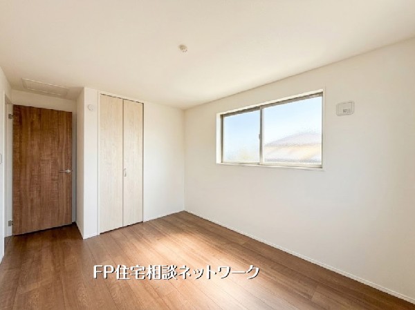 【洋室│6.64帖】  自然光が心地よく差し込む、明るい空間が魅力の居室。木のぬくもりを感じる床材と白壁が落ち着いた雰囲気を演出します。