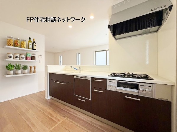 【キッチン】  本画像はAIがCGで棚・小物作成しており、実際の現地に棚・小物は設置されておりません。また、販売価格に棚・小物等は含まれておりません。