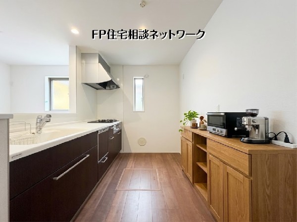 【キッチン】  本画像はAIがCGでカップボード・小物作成しており、実際の現地にカップボード・小物は設置されておりません。また、販売価格にカップボード・小物等は含まれておりません。