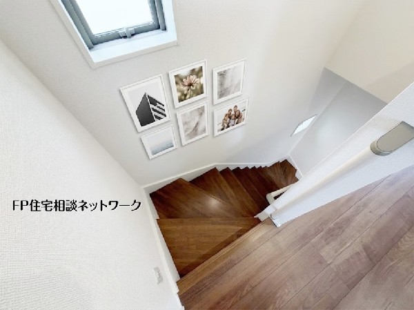 【階段】  本画像はAIがCGで額縁を作成しており、実際の現地に額縁は設置されておりません。また、販売価格に額縁等は含まれておりません。  