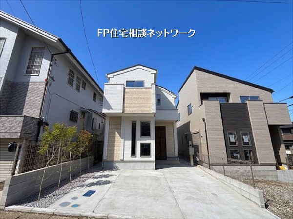 外観:【外観】  青空に映える白を基調とした外観デザイン。並列駐車が可能なゆとりあるカースペースを確保しました。明るい光が差し込む設計で、心地よい暮らしを叶える新築戸建です。