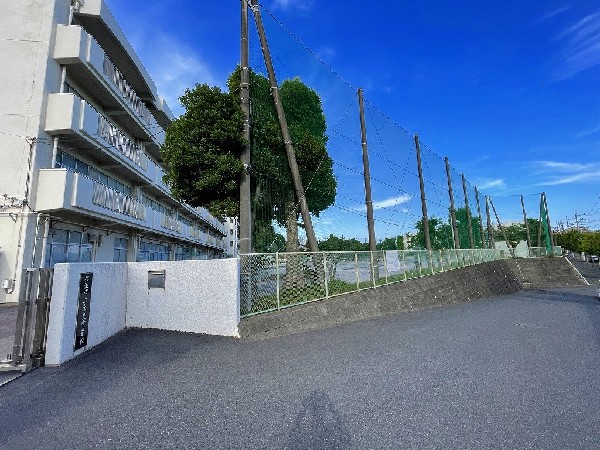 周辺環境:奈良中学校　(成長の過程でより濃い時間を過ごす3年間。ここで過ごす時間は、お子様にとって、とても大切な思い出となるはずです。)