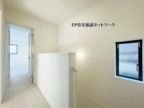 白を基調とした明るい2階ホール。階段を上がると、天窓からの光が溢れる開放的な空間が広がります。各居室や屋根裏収納への動線もスムーズで、家族の気配を感じながらもプライベートを大切にできる設計です。