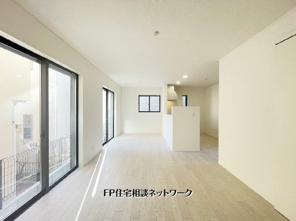 大きな窓から光が差し込む明るいLDK。開放感のある空間で、家族時間が自然と増える心地よい住まいです。