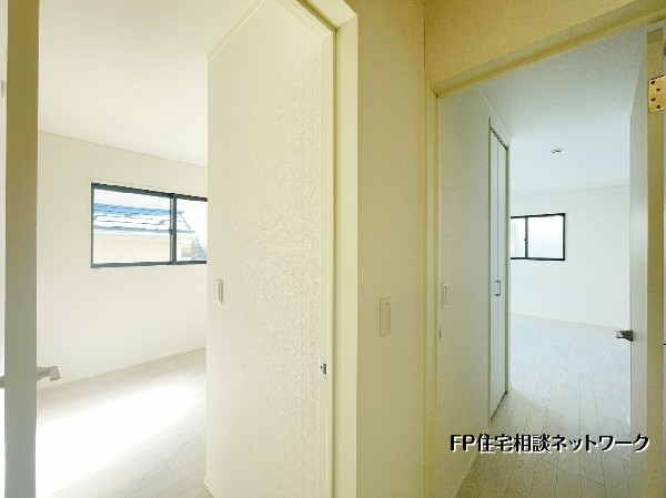 天窓や各所に配置された窓から、心地よい光が室内全体に広がります。白を基調とした清潔感ある内装と、明るい洋室が開放的な暮らしを演出。光と風を感じる設計で、家族それぞれの時間も上質に彩ります。