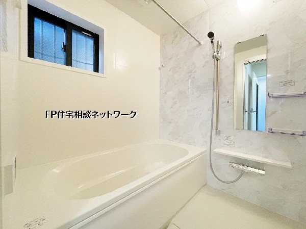 清潔感あふれる浴室は一日の疲れをゆっくり癒せる空間。ゆったり浴槽で家族みんなが快適に過ごせます。