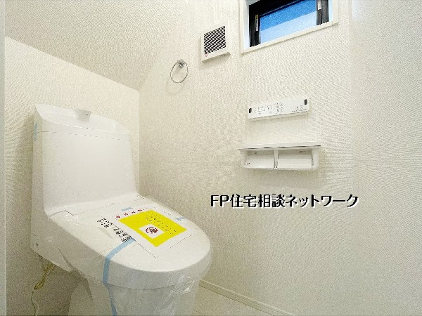 白を基調とした清潔感溢れるトイレは、窓付きで換気もスムーズ。手洗い一体型の節水タイプを採用し、機能性にもこだわりました。毎日使う場所だからこそ、明るく衛生的な空間に仕上げています。