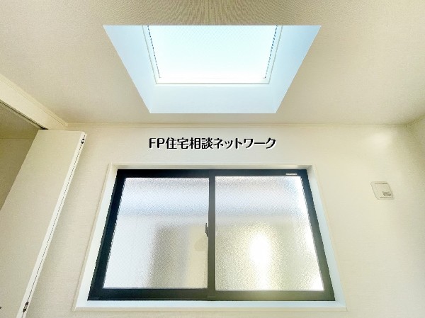 柔らかな光が降り注ぐ天窓と、開放感溢れるLDKが魅力。白を基調とした洗練された空間を、お洒落な照明が彩ります。自然光に包まれる心地よいリビングで、家族の笑顔が輝く新生活を。