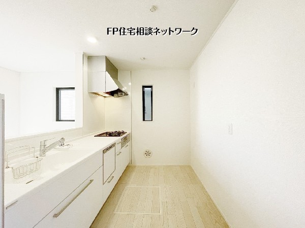 【キッチン】  白を基調とした明るいキッチンは清潔感たっぷり。毎日の料理がもっと心地よくなる住まいです。