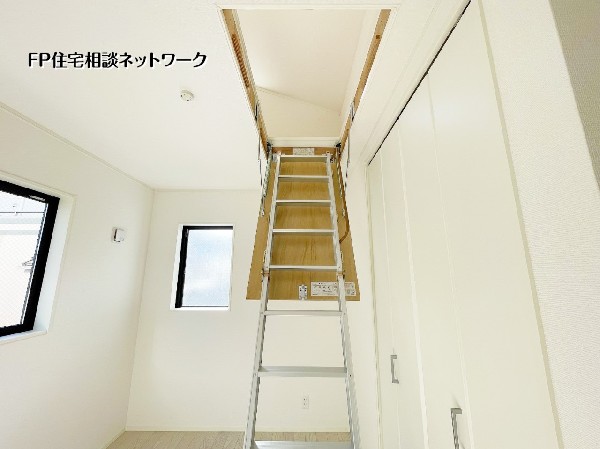 【屋根裏】  季節の家電や思い出の品もスッキリ片付く、便利な屋根裏収納を完備。居住スペースを最大限に広く使えるため、室内はいつも開放的です。片付けが楽しくなる、ゆとりある住まいを実現しました。