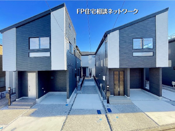 外観:洗練フォルムが目を引くスタイリッシュな外観。駐車スペースも確保し、暮らしやすさとデザイン性を両立した住まいです。