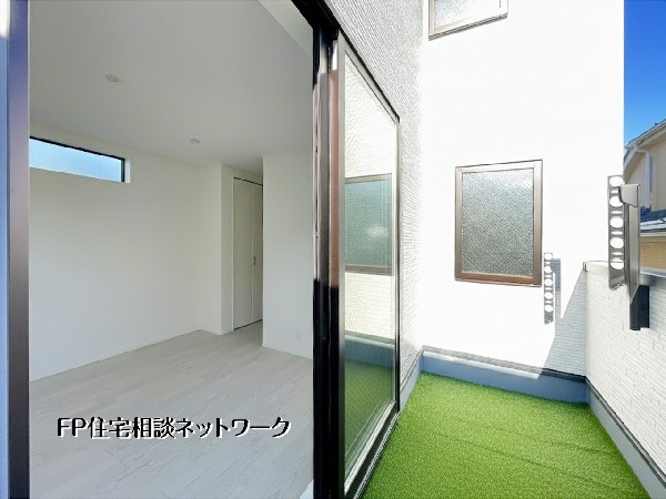 外観:【バルコニー】  本画像はAIが芝で家具作成しており、実際の現地に芝は設置されておりません。また、販売価格に芝等は含まれておりません。