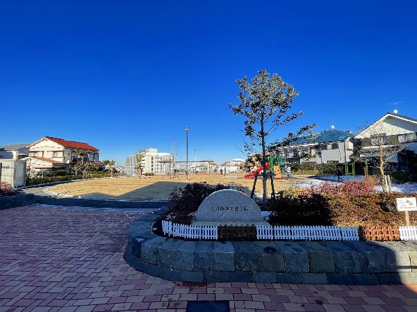 周辺環境:六角橋4丁目公園(住宅街らしく近隣には公園が複数ありますので、お子様にも嬉しい住環境です。きっと、お気に入りの公園がみつかるはずです。)