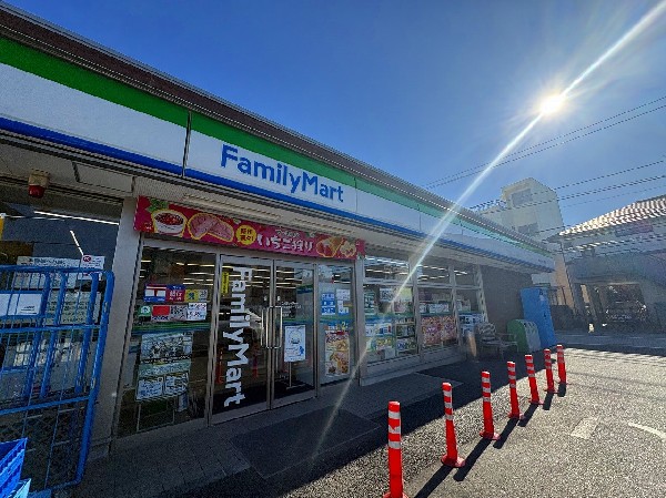周辺環境:ファミリーマート神大寺一丁目店(広い駐車場のあるコンビニエンスストアです。24時間営業。宅配BOXのように使えるAmazonロッカーもあります。)