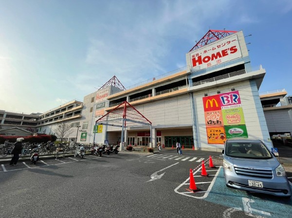 周辺環境:島忠ホームズ川崎大師店(日用品、ペット用品、家電から建築資材まで何でもそろうホームセンターです。)
