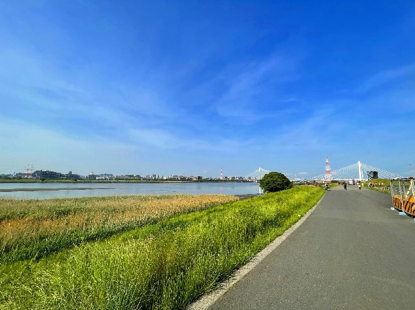 周辺環境:多摩川緑地(のんびり川を眺めたり、ランニング、お子様との散歩、ペットとのお散歩など暮らしをより充実させてくれる住環境です。)