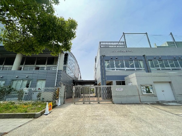 周辺環境:富士見中学校　(成長の過程でより濃い時間を過ごす3年間。ここで過ごす時間は、お子様にとって、とても大切な思い出となるはずです。)