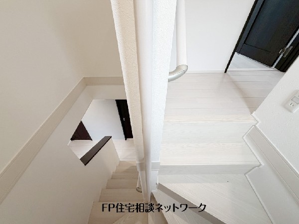 階段部分には自然の光を取り込むことの出来る、窓を配置しており明るい空間！お掃除の際には空気の換気などにも便利です。