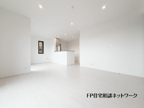 想像以上の質感が訪れる者の心を離さない。フローリング素材、窓の配置、壁面タイル、カラーバランス、どれをとってもワンランク上の仕上がり。