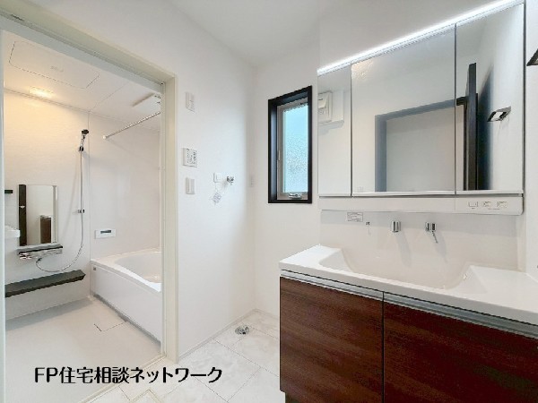 鏡の裏に収納棚を確保した三面鏡を採用。化粧品や歯ブラシなどを機能的に収納。また、三面鏡の本当の利点は三枚の鏡を合わせることで、頭の側面や背面が見れること。