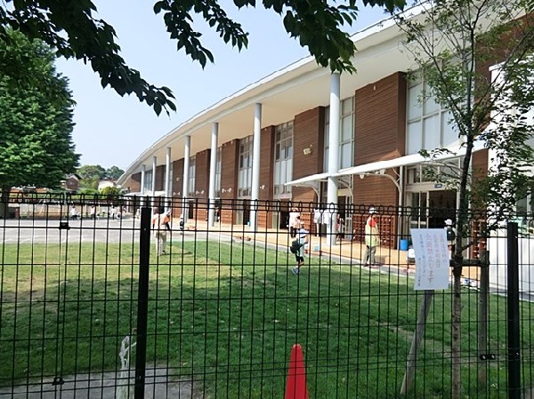 周辺環境:(400　狛江こだま幼稚園　園舎・園庭から子供たちの元気な声が聞こえてきます。できることが増えていく、お子様の成長が楽しみです。)