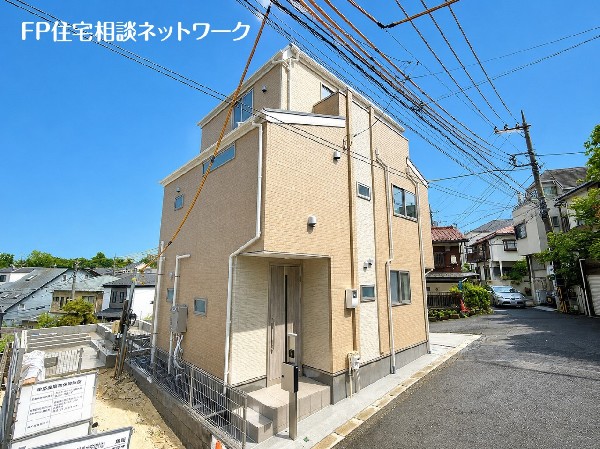 外観:閑静な住宅地で子育て家族にピッタリ。毎日のお散歩も快適な緑に恵まれたエリアで、自然に包まれた穏やかな暮らしを実現するための、ゆとりある住環境が整っています。緑の潤いを感じながらホッと生活できそう。